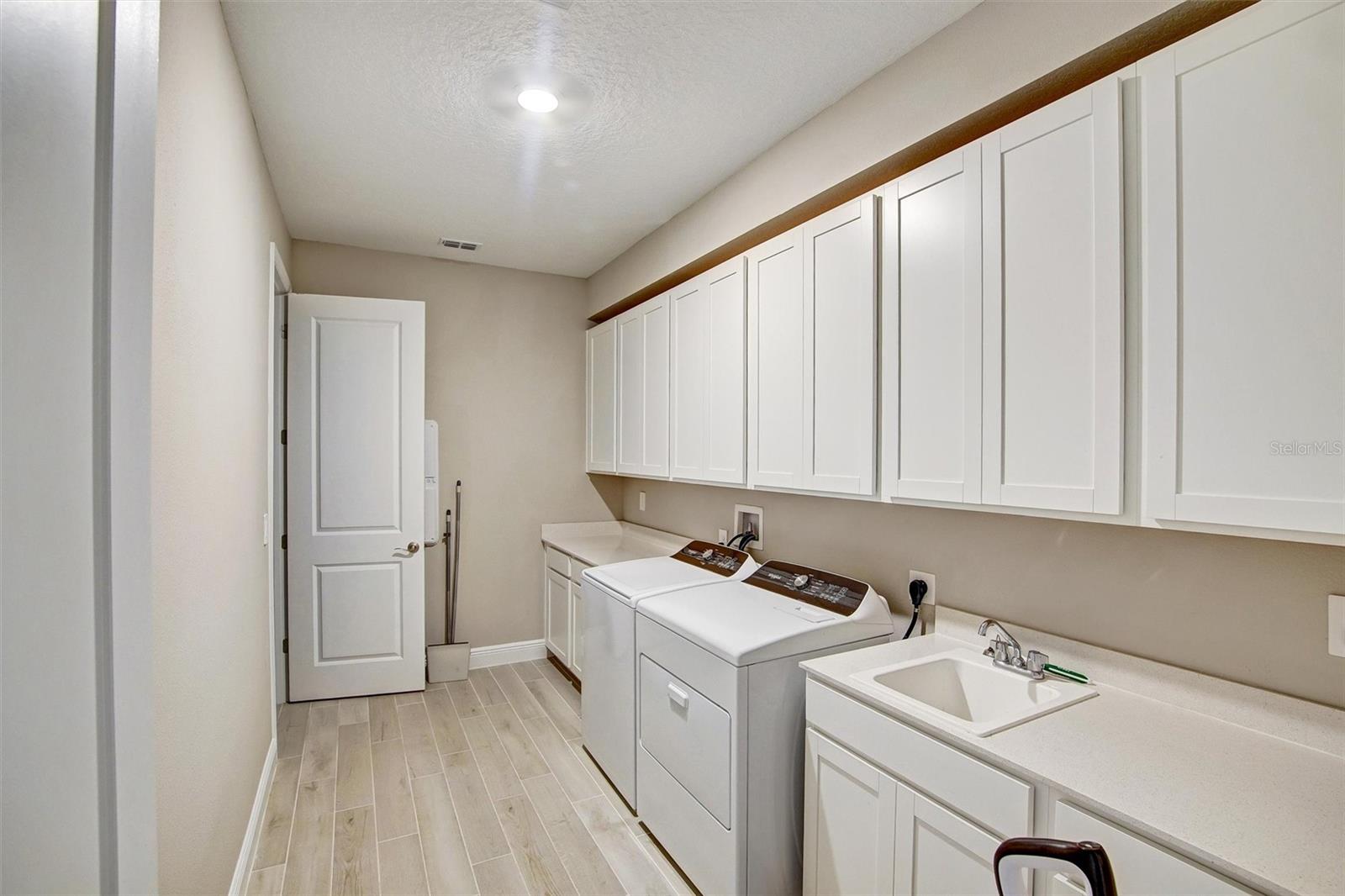 Image 16 of 31 For 2121 Divot Drive