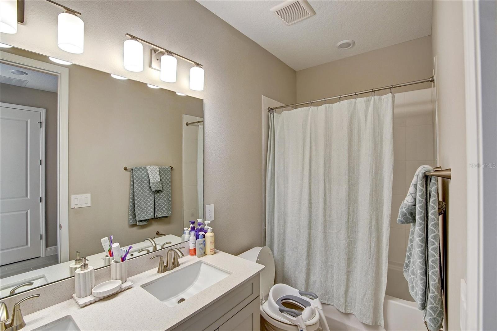 Image 24 of 31 For 2121 Divot Drive