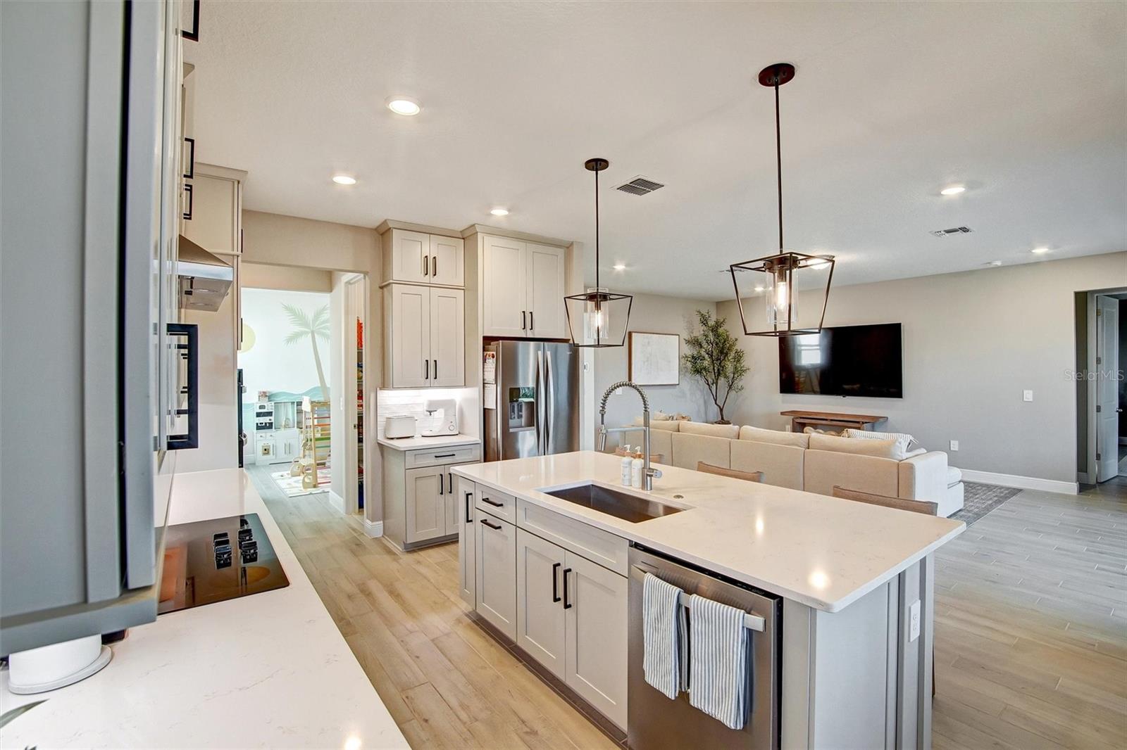 Image 4 of 31 For 2121 Divot Drive