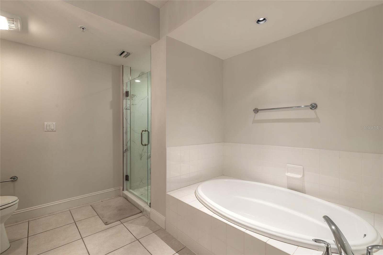 Image 19 of 81 For 4650 Links Village Drive A401