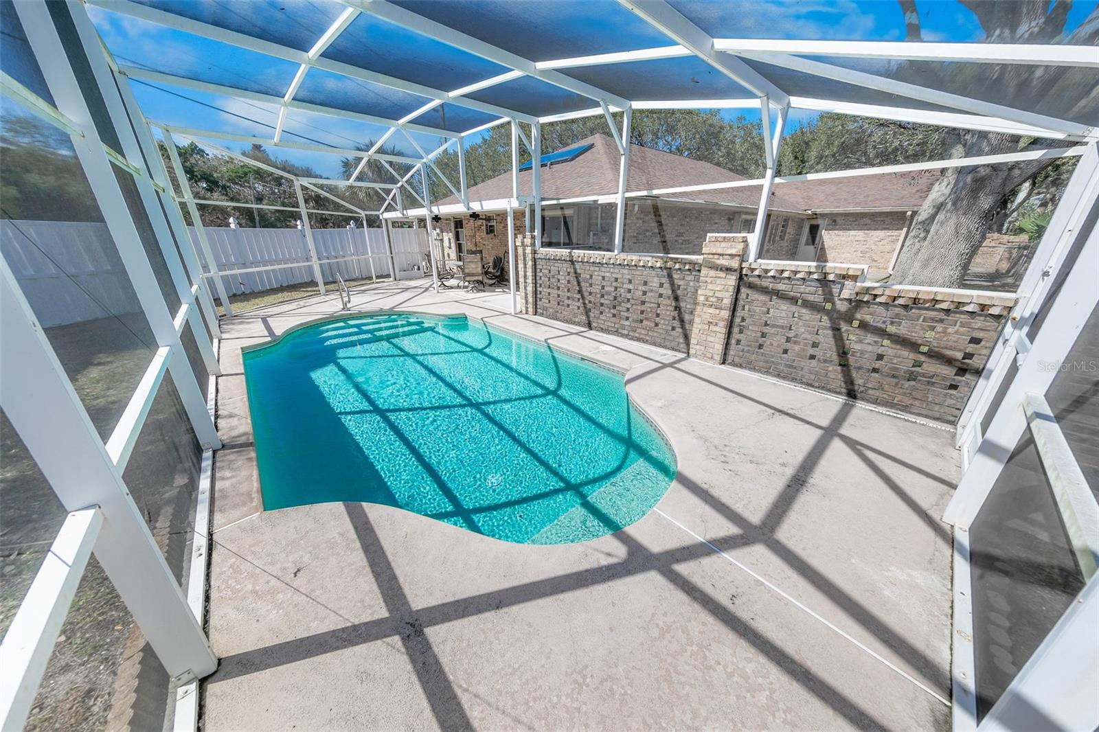 Listing photo id 15 for 4801 Peninsula Drive