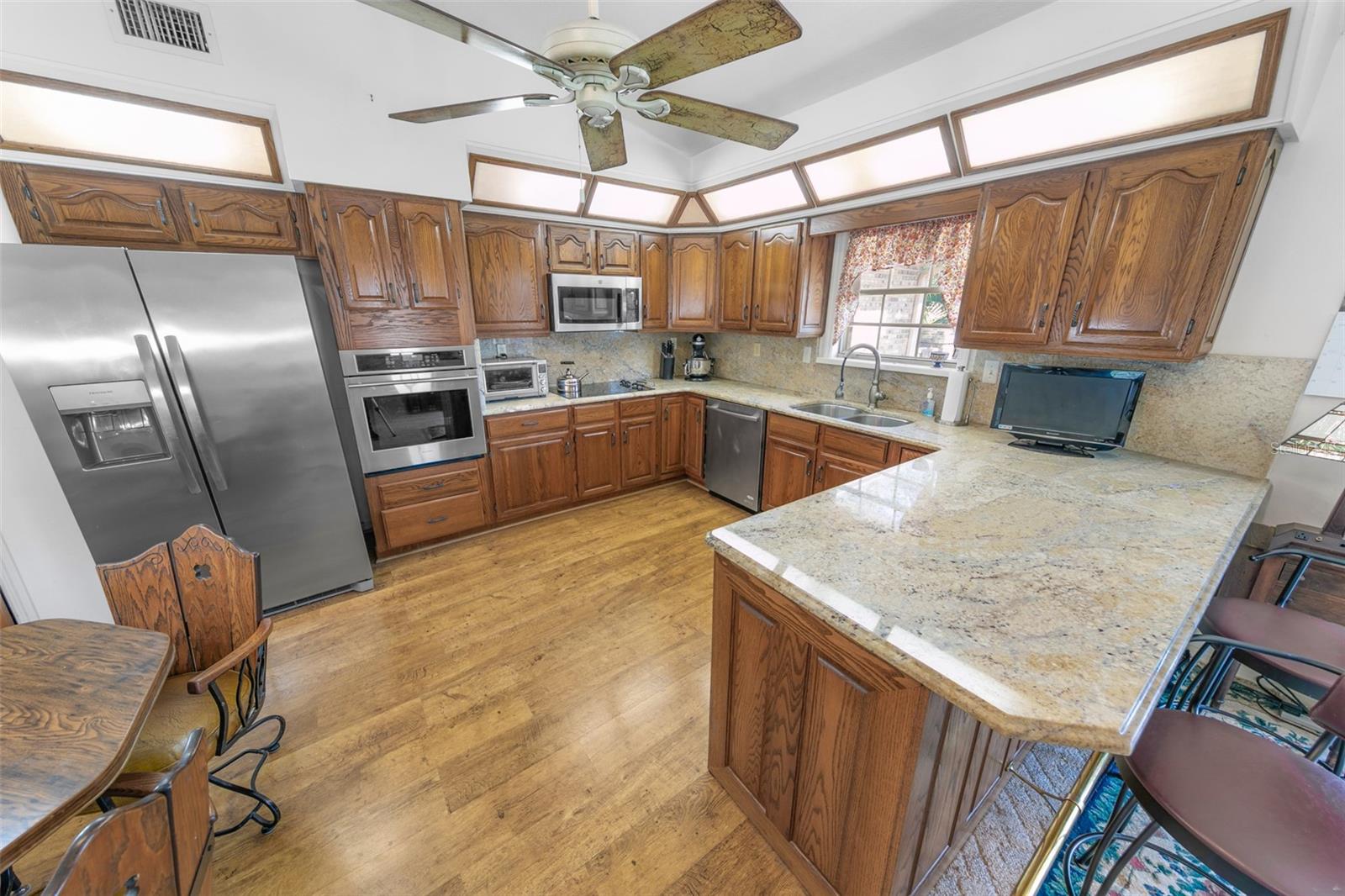 Listing photo id 4 for 4801 Peninsula Drive