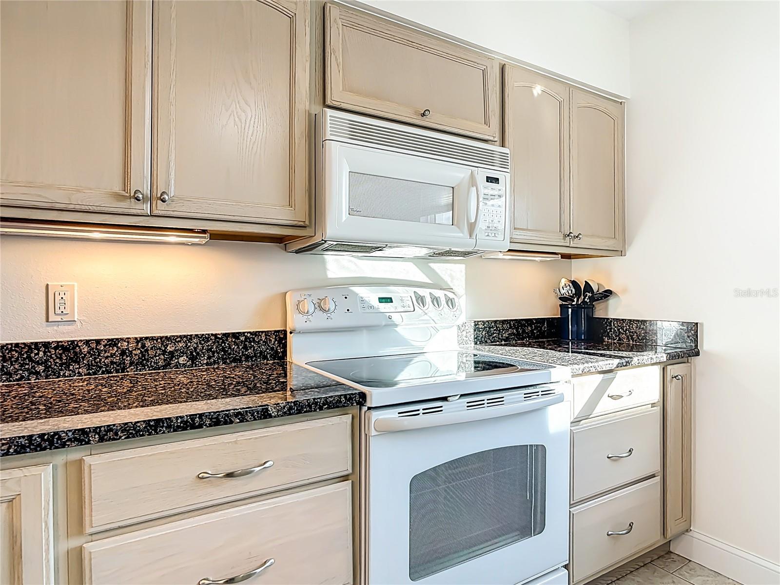 Image 10 of 41 For 547 Atlantic Avenue 23