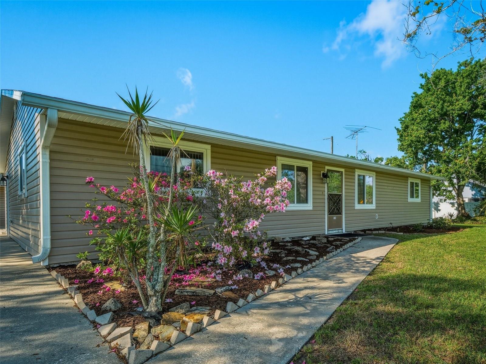 Image 7 of 38 For 1214 Victory Palm Drive