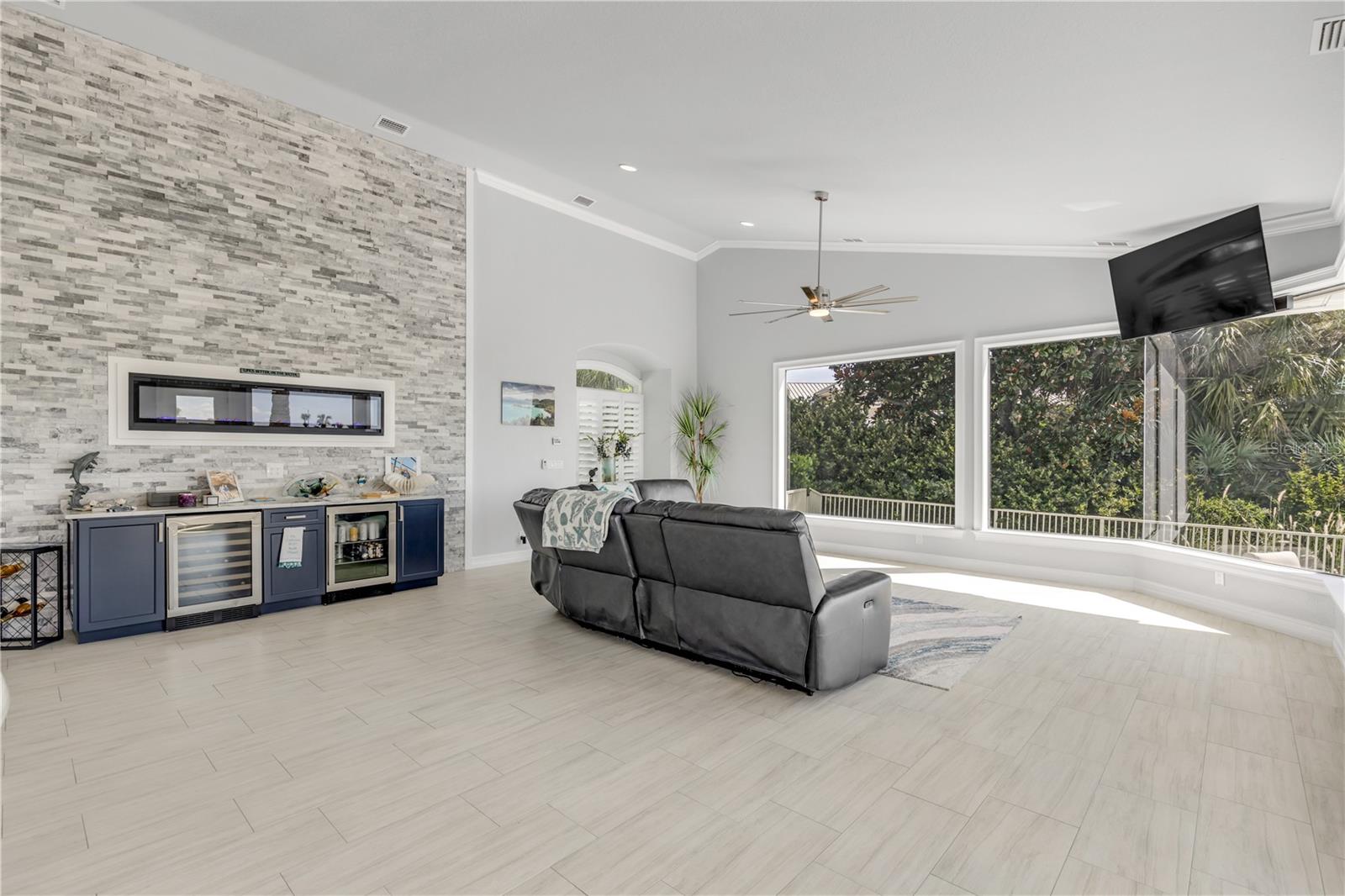 Listing photo id 10 for 444 Quay Assisi Court