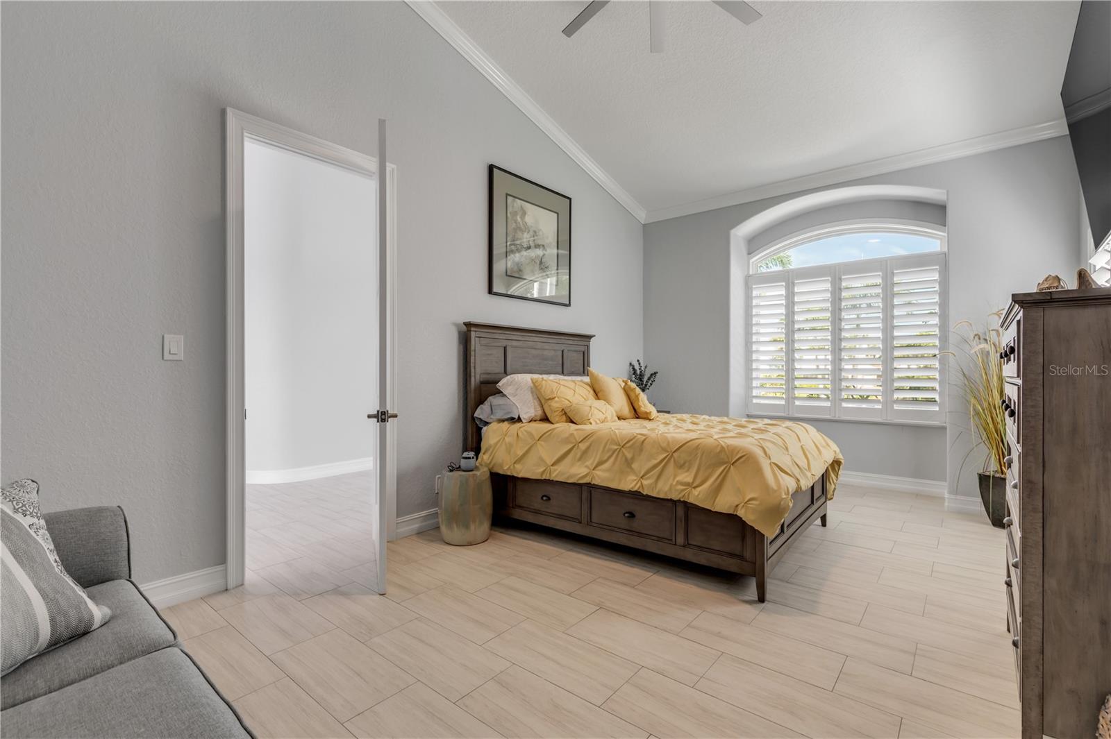 Listing photo id 32 for 444 Quay Assisi Court