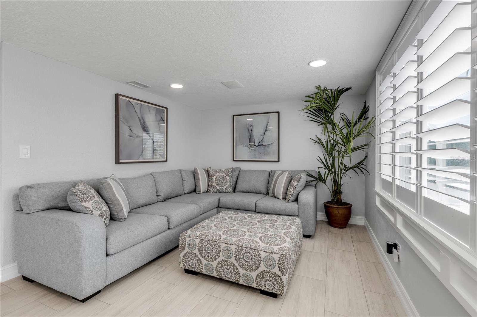 Listing photo id 41 for 444 Quay Assisi Court