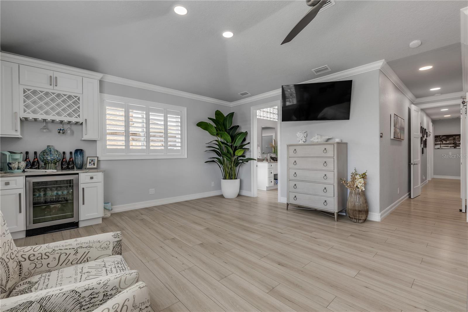 Listing photo id 43 for 444 Quay Assisi Court