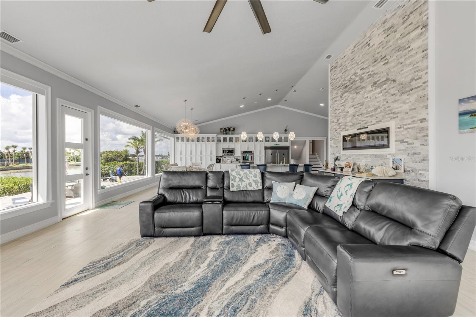 Listing photo id 4 for 444 Quay Assisi Court