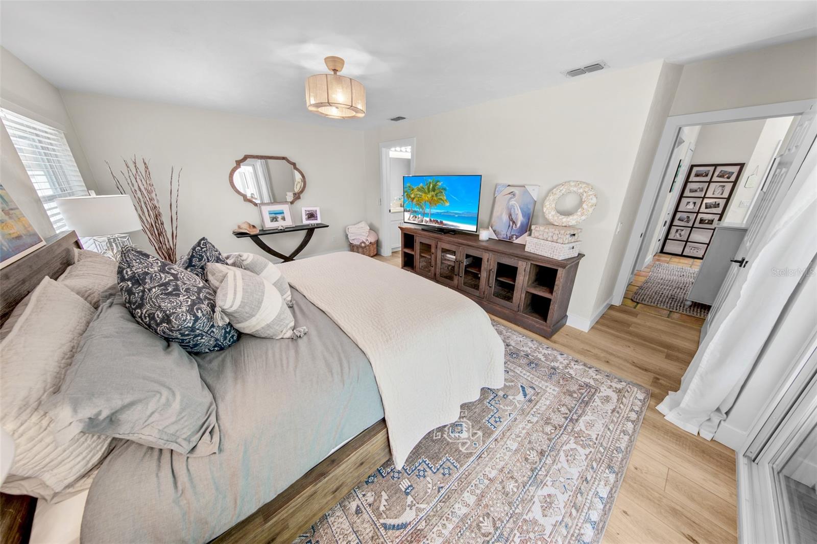 Image 21 of 37 For 4748 Riverglen Boulevard