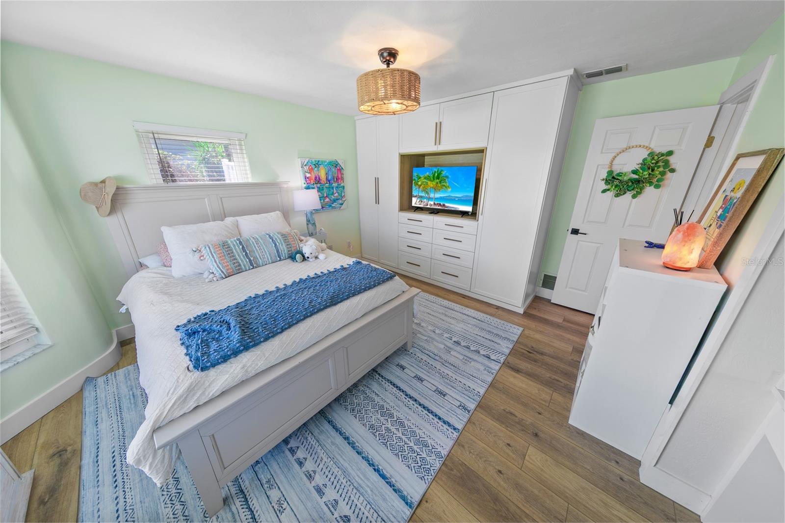 Image 29 of 37 For 4748 Riverglen Boulevard