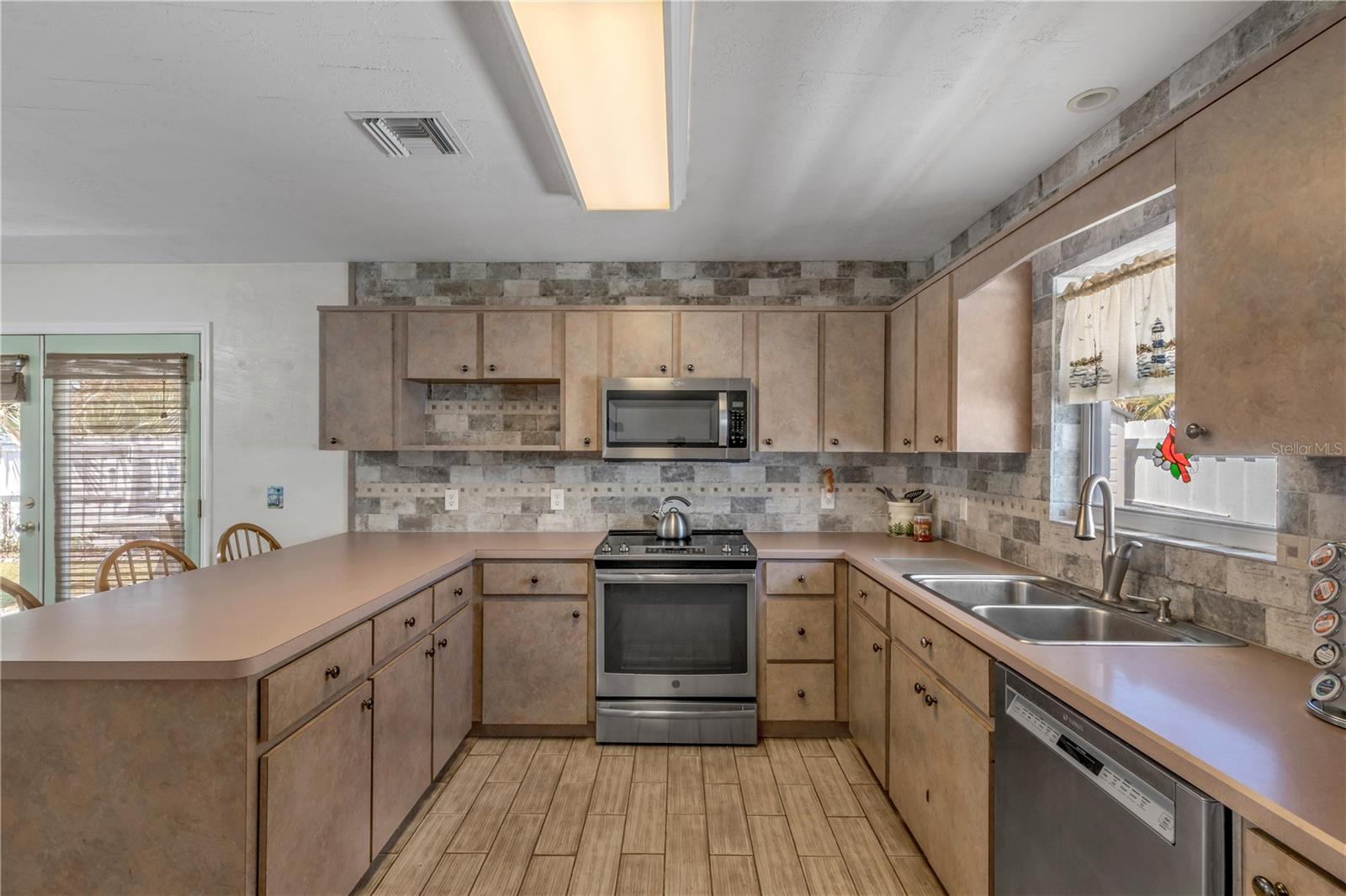 Image 16 of 64 For 1416 Southard Avenue