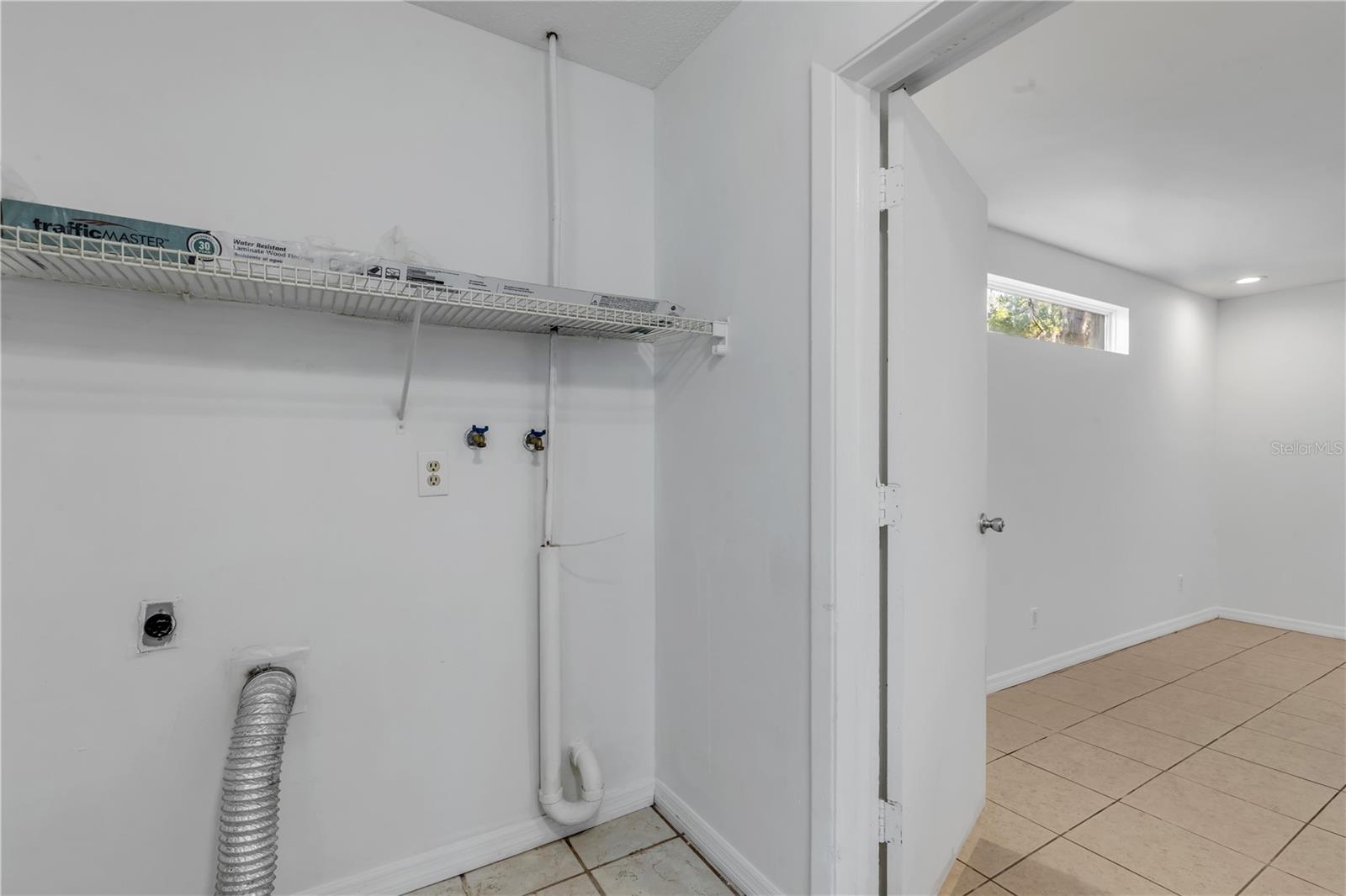 Image 18 of 39 For 420 Perdita Avenue