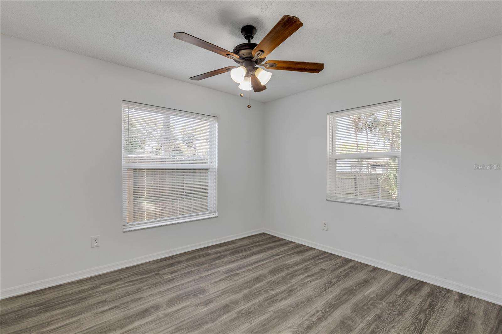 Image 27 of 39 For 420 Perdita Avenue