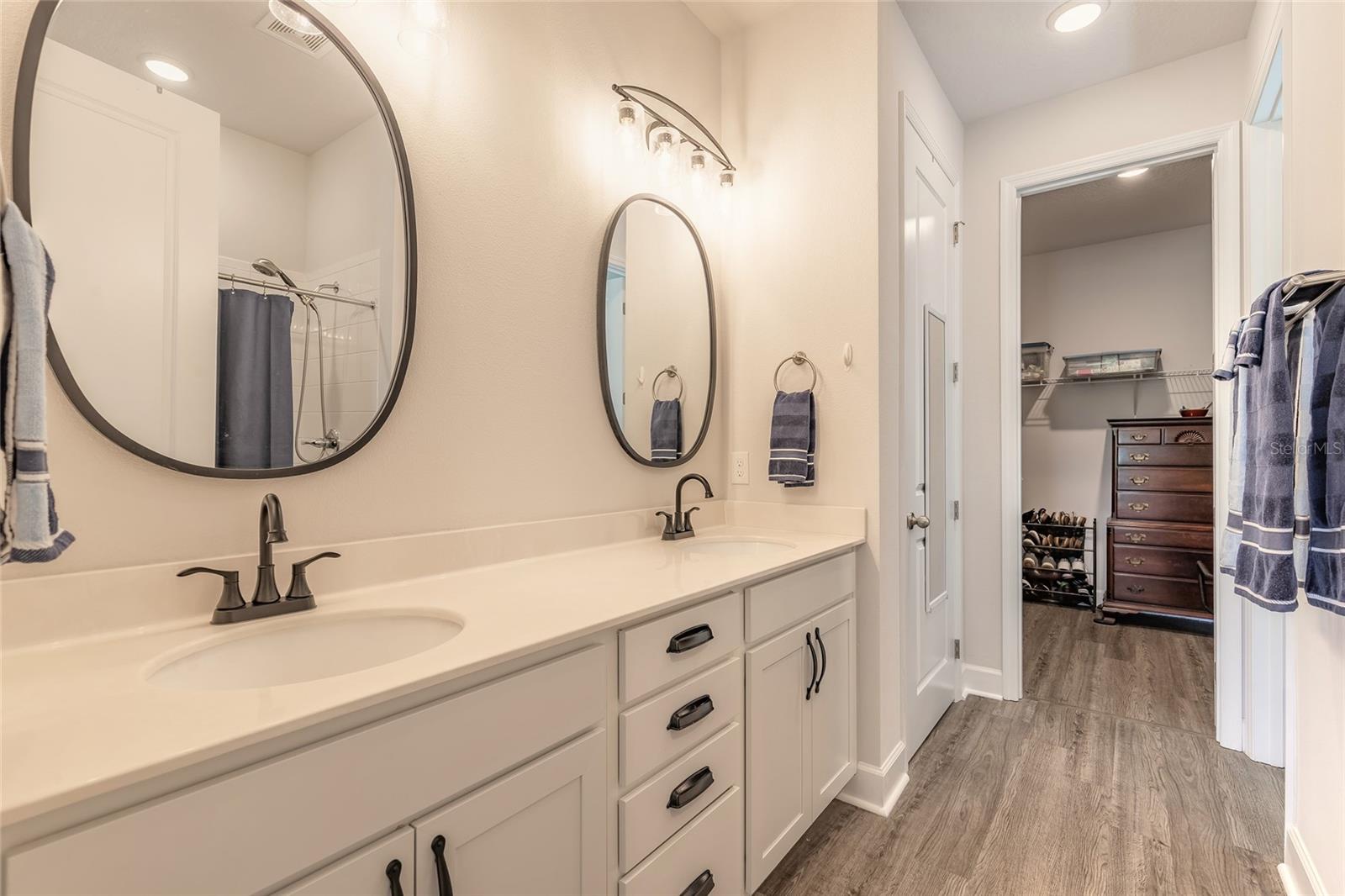 Image 17 of 42 For 1094 River Falls Circle