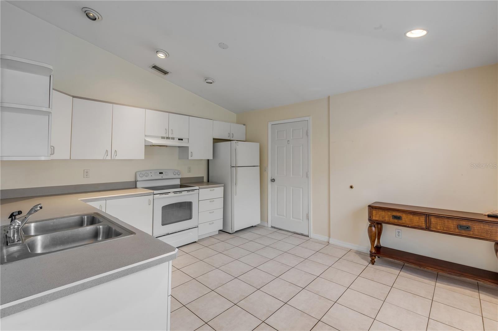 Image 11 of 49 For 711 River Oaks Circle