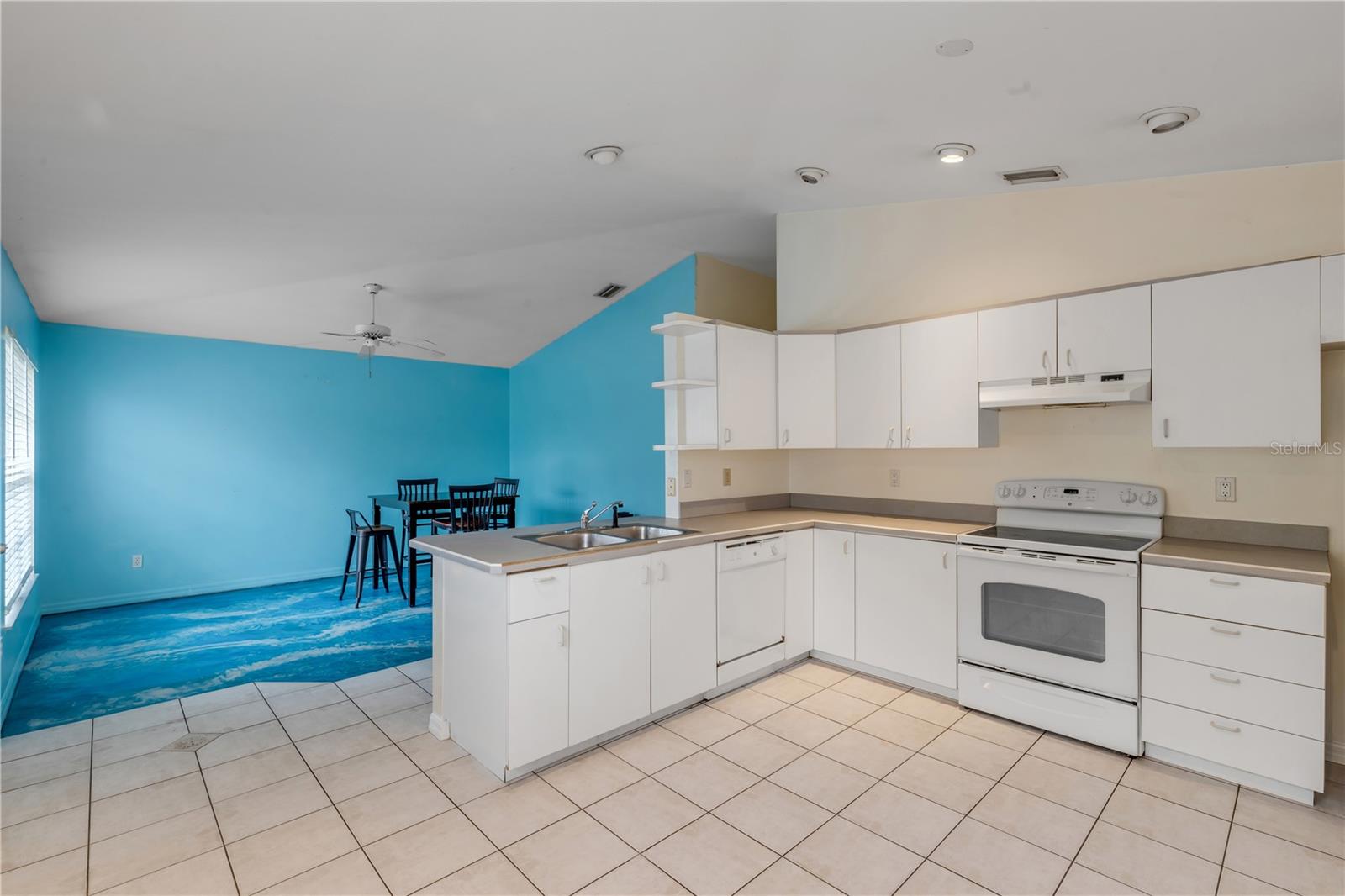 Image 12 of 49 For 711 River Oaks Circle