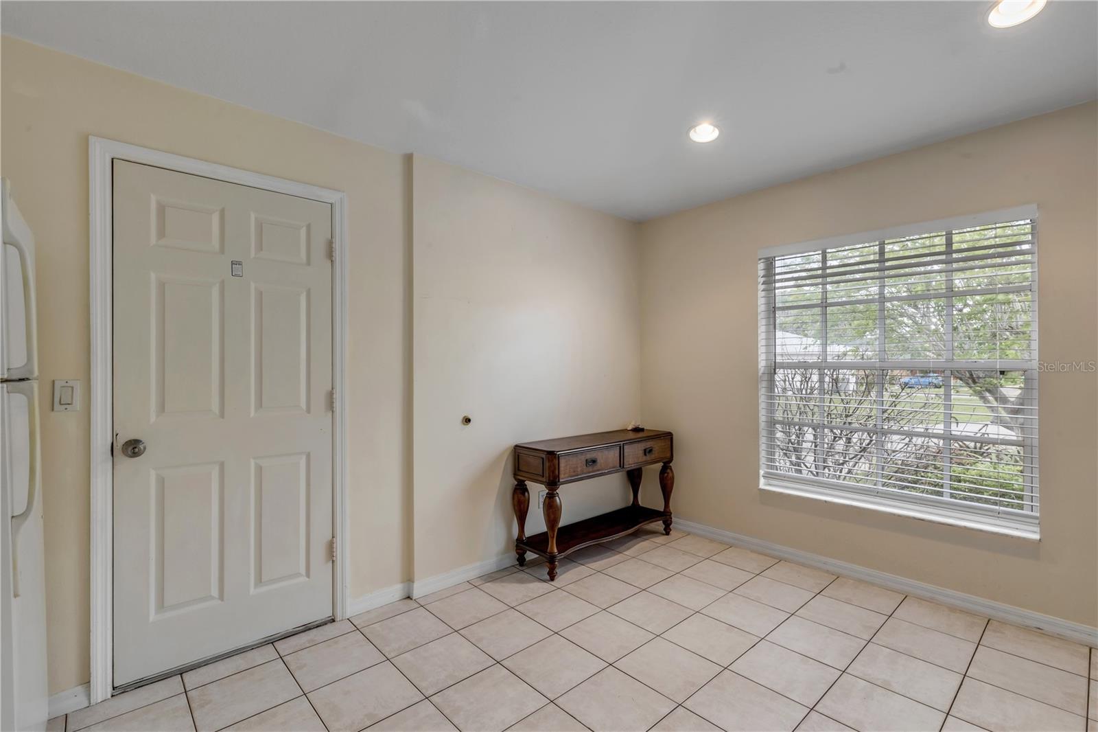 Image 15 of 49 For 711 River Oaks Circle