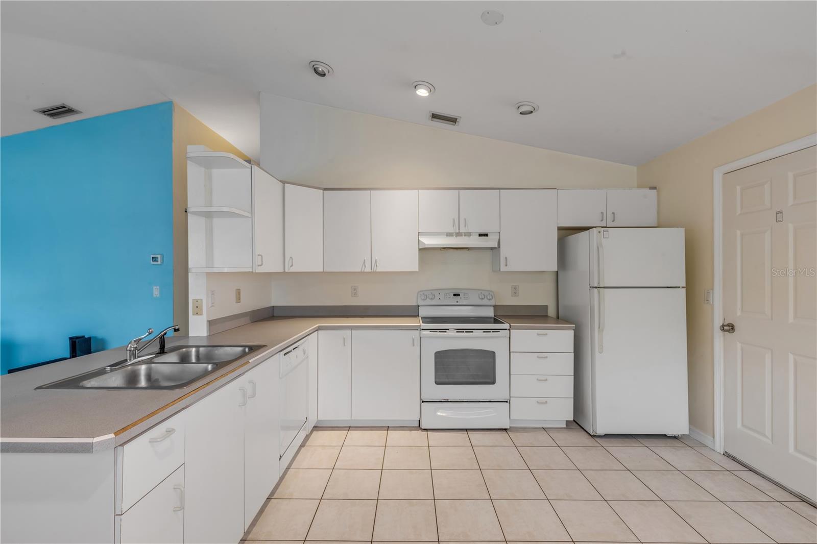 Image 17 of 49 For 711 River Oaks Circle