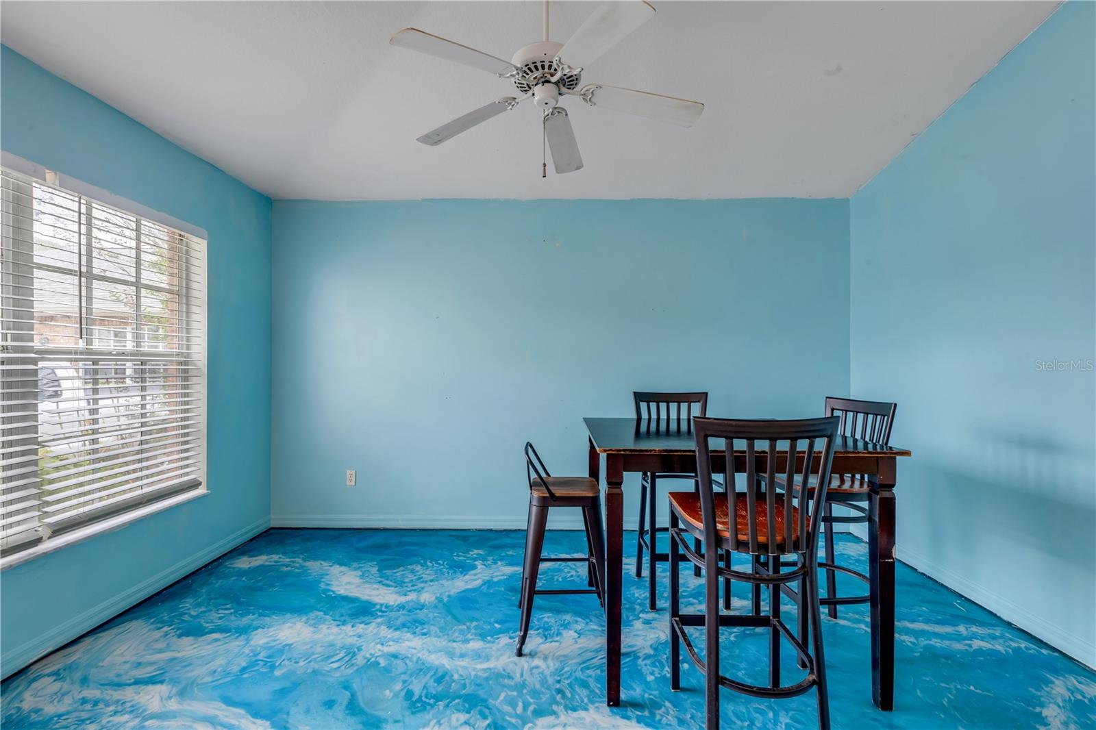 Image 18 of 49 For 711 River Oaks Circle