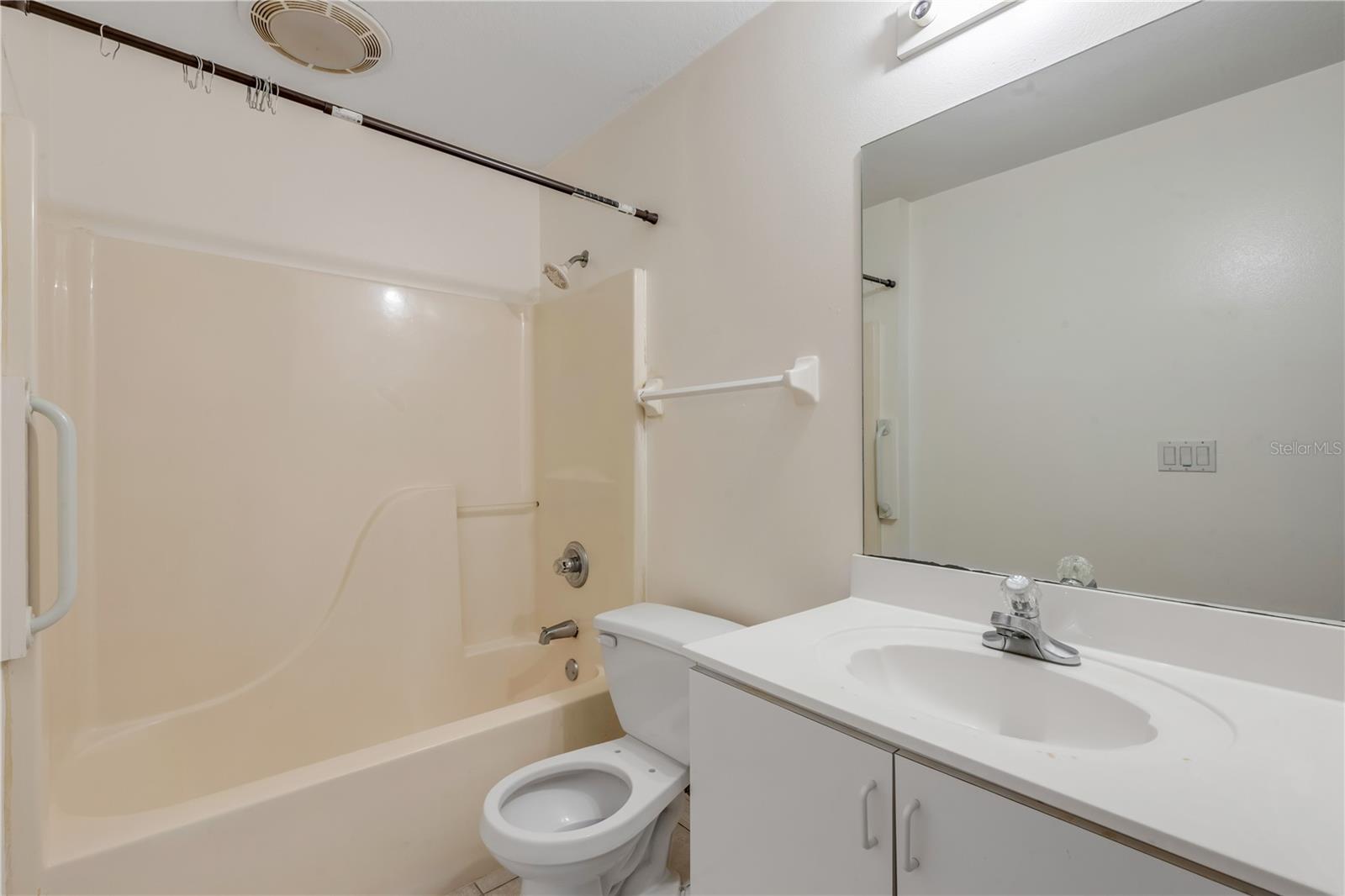 Image 21 of 49 For 711 River Oaks Circle