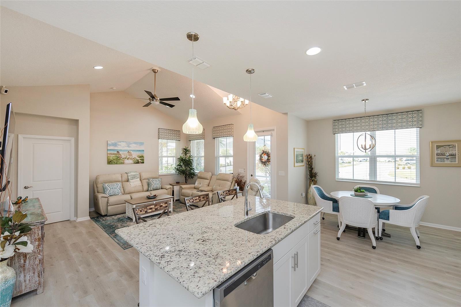 Image 22 of 37 For 572 Landshark Boulevard