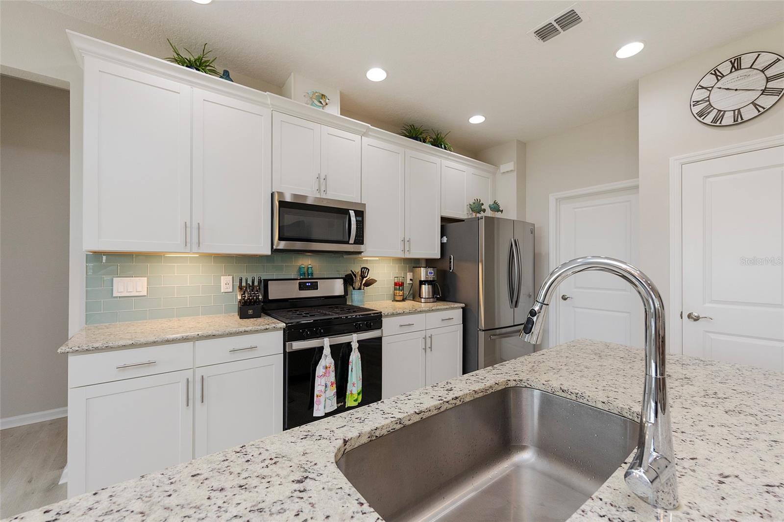 Image 25 of 37 For 572 Landshark Boulevard