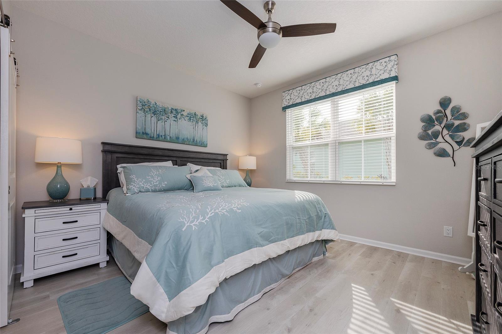 Image 8 of 37 For 572 Landshark Boulevard