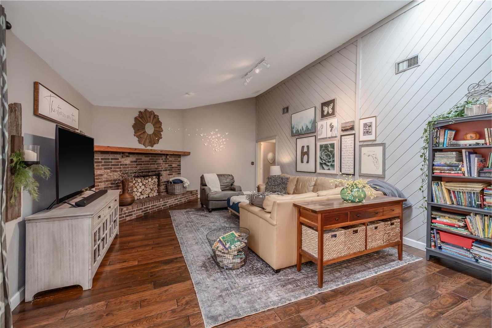 Image 15 of 40 For 379 Oakridge Road