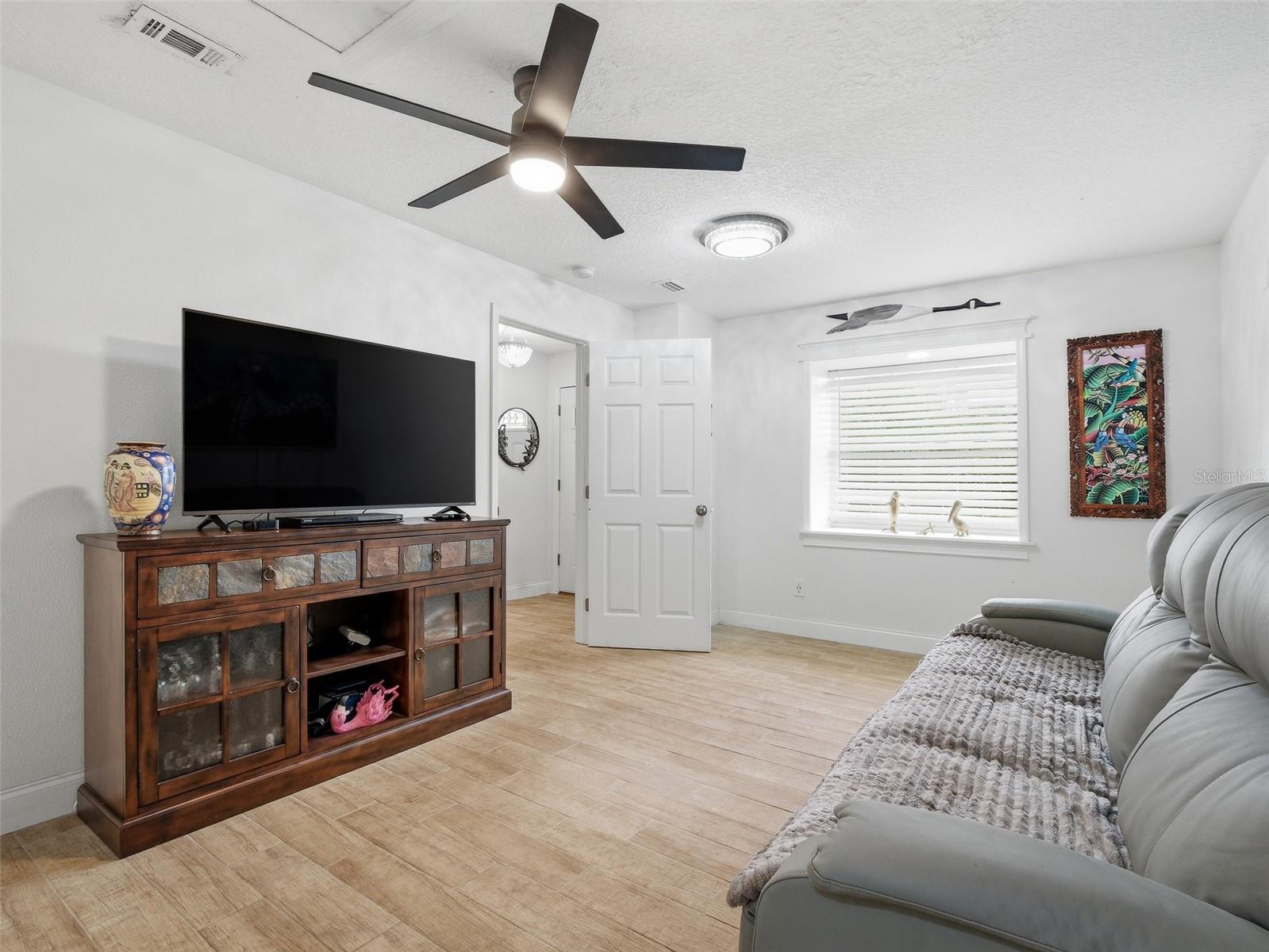 Image 21 of 29 For 1004 7th Street