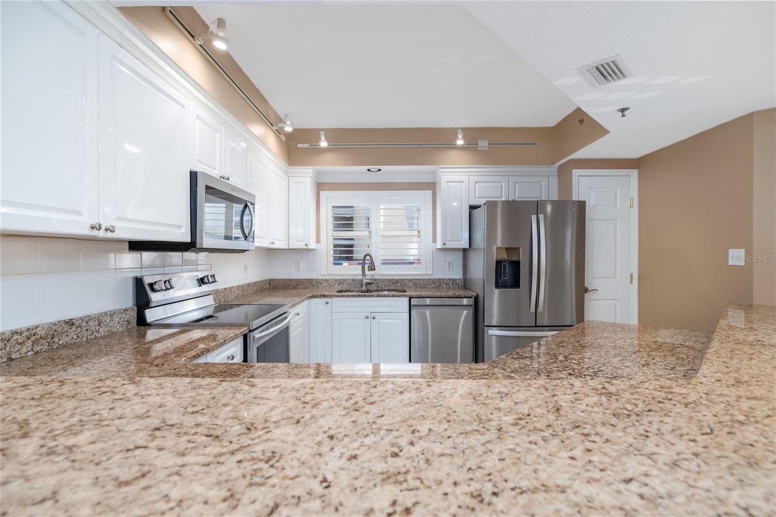 Image 11 of 70 For 5300 Atlantic Avenue 6-207