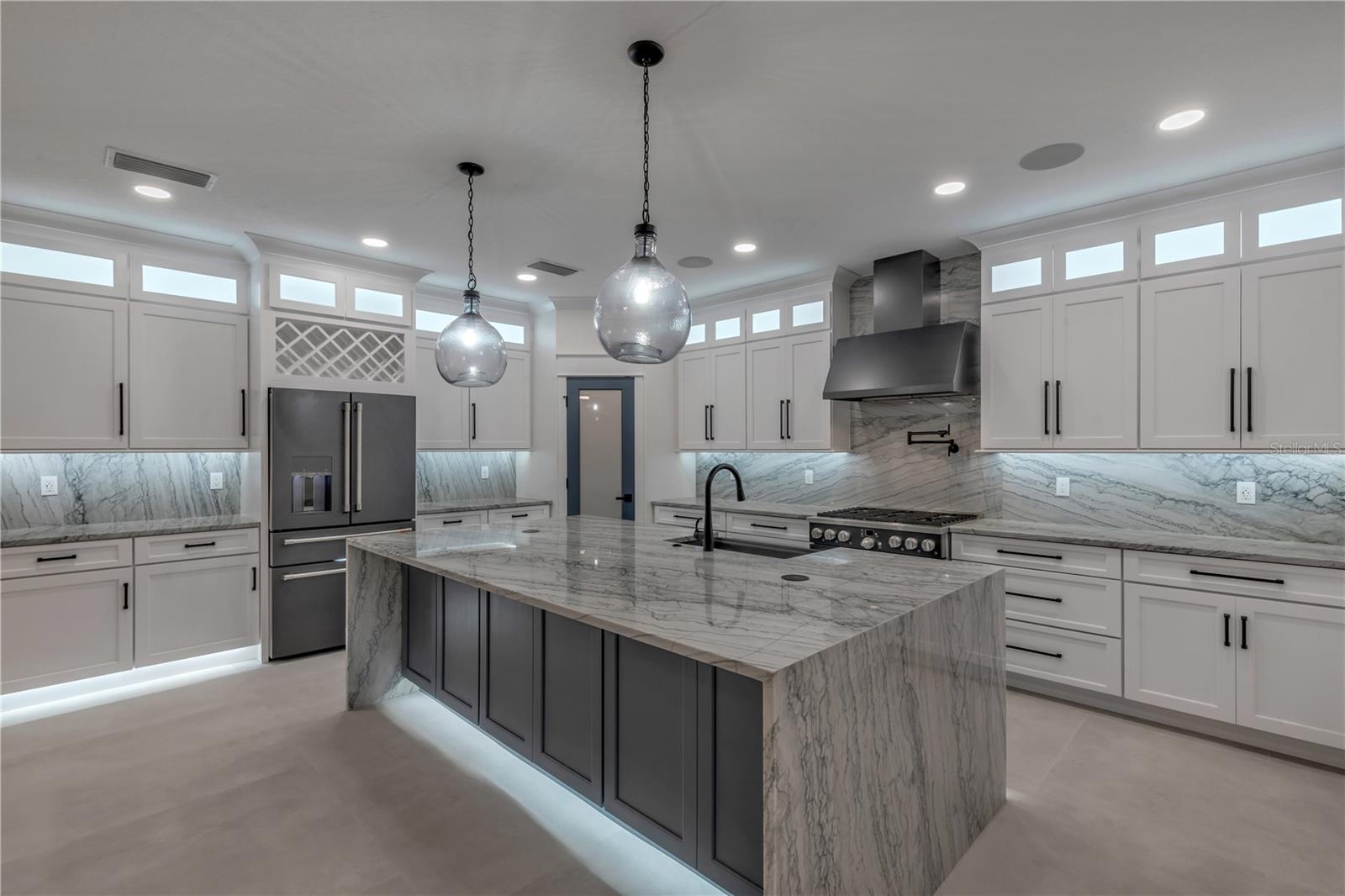 Image 10 of 100 For 210 Due East Street