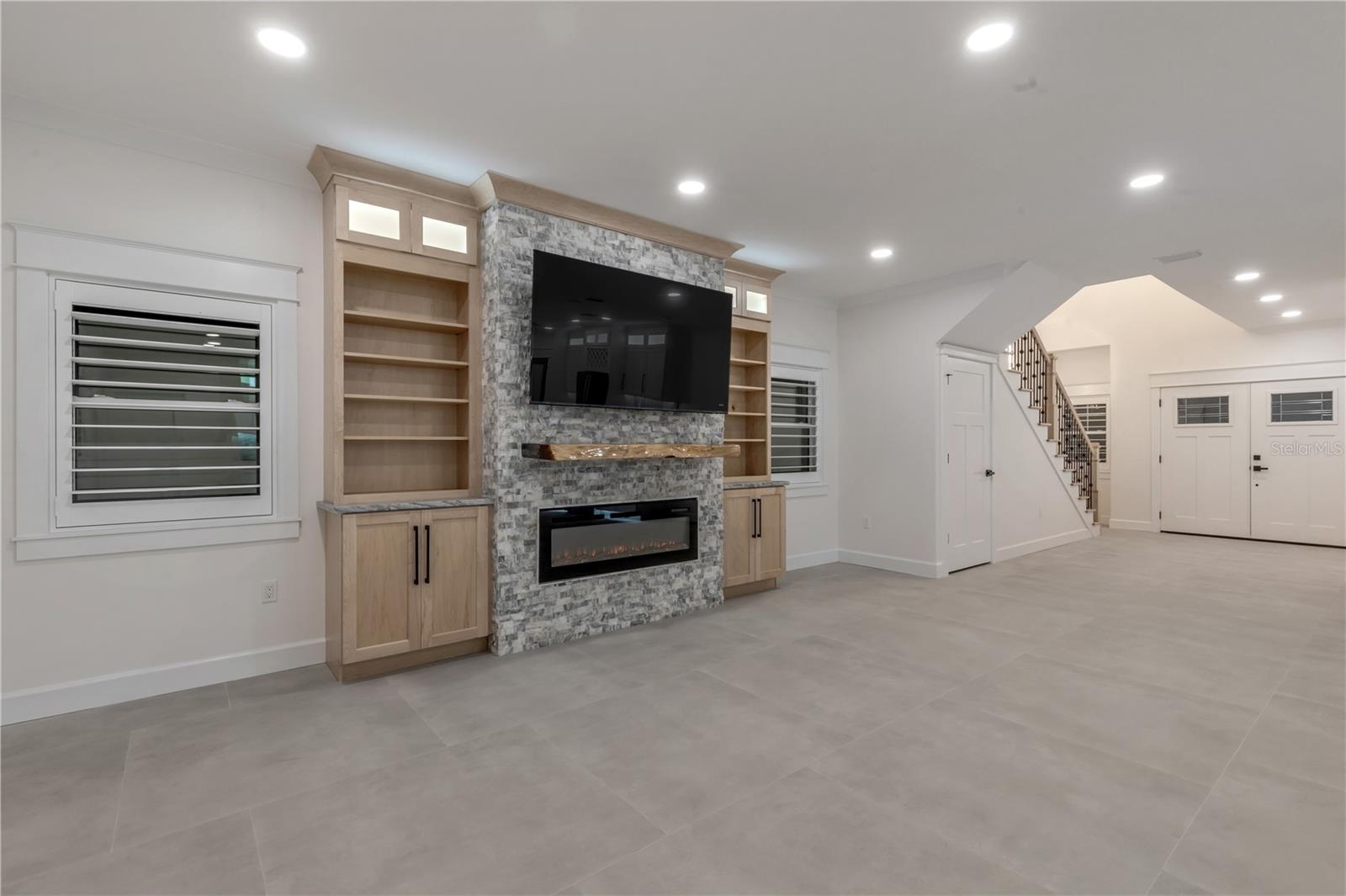 Image 12 of 100 For 210 Due East Street