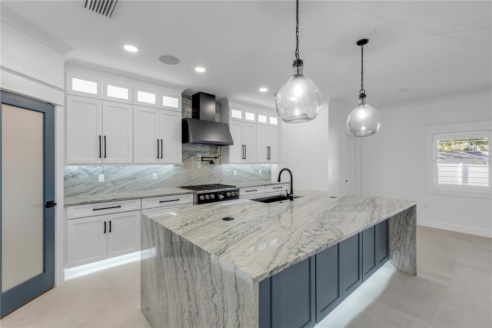 Image 38 of 100 For 210 Due East Street