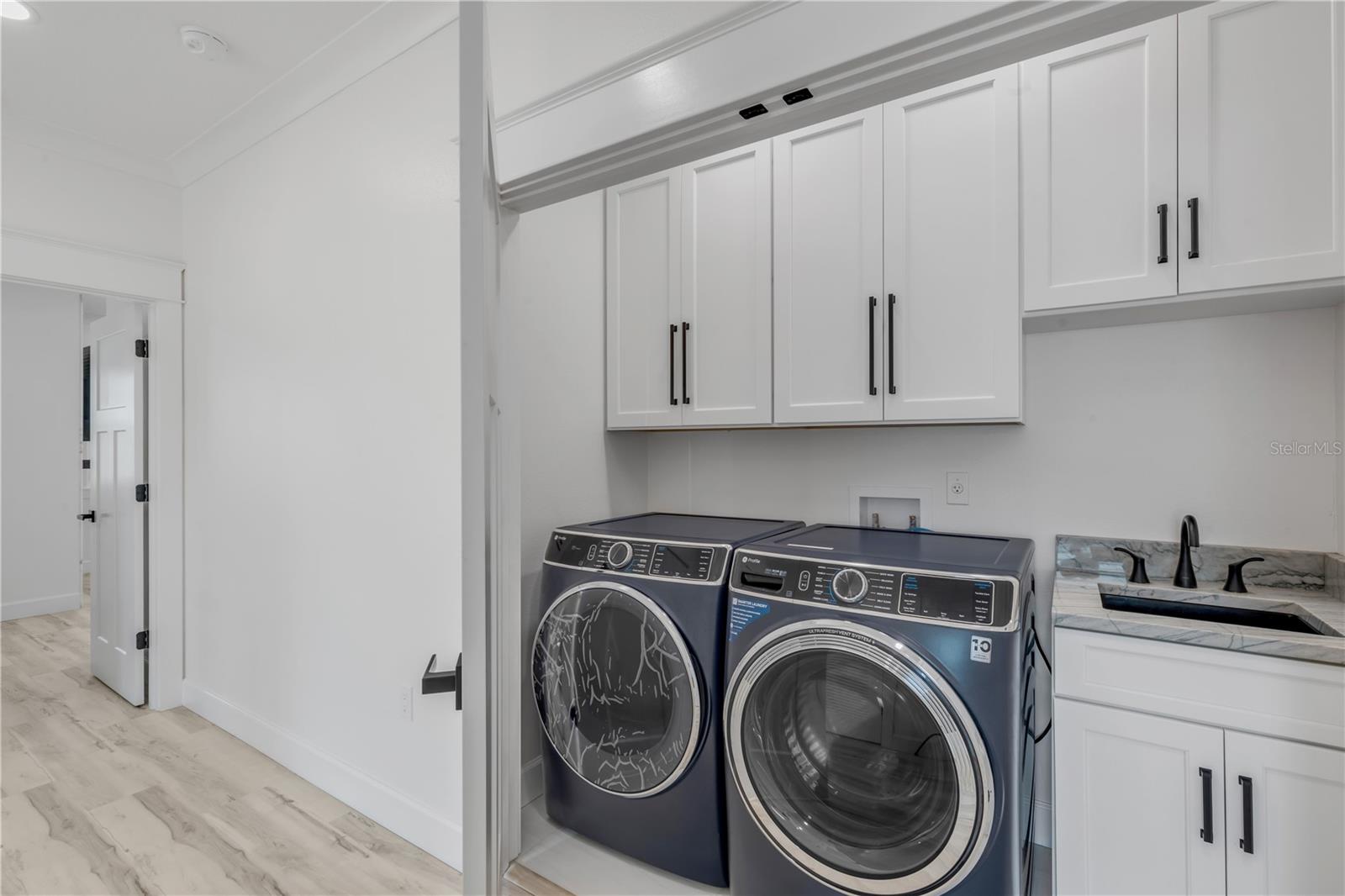 Image 42 of 100 For 210 Due East Street