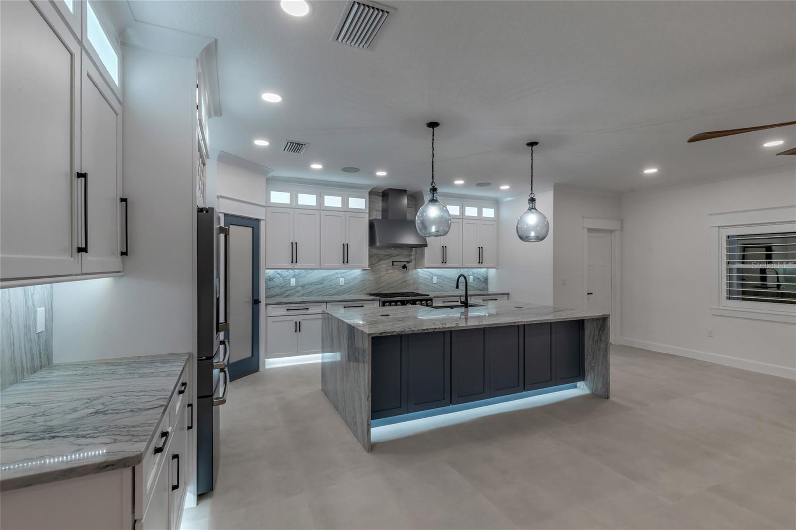 Image 9 of 100 For 210 Due East Street