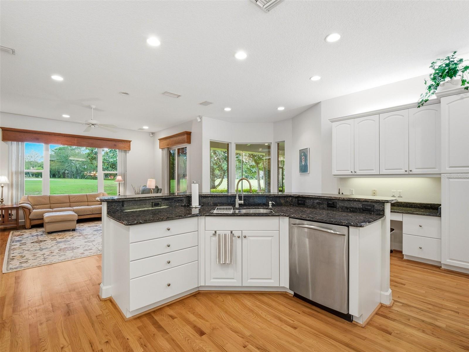 Image 18 of 69 For 552 Bottlebrush Court