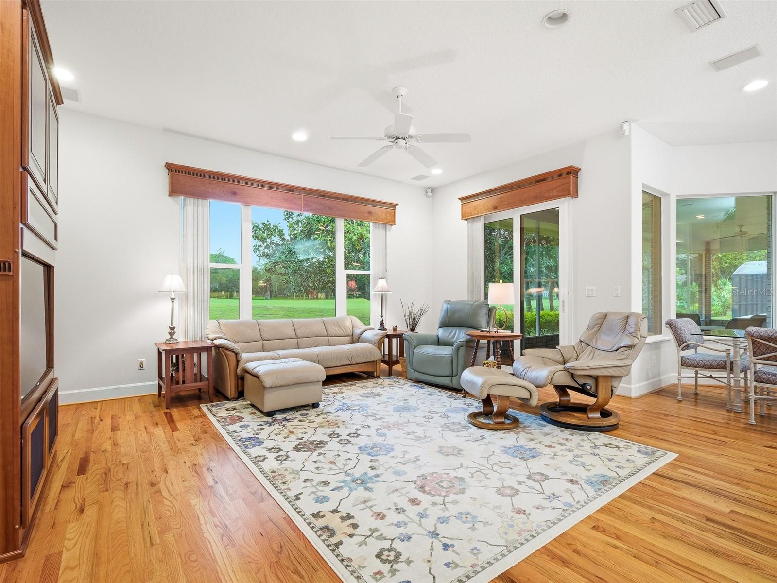 Image 28 of 69 For 552 Bottlebrush Court