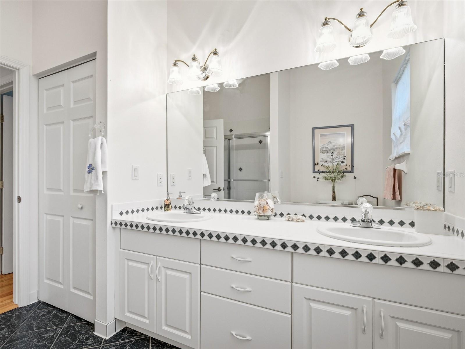 Image 42 of 69 For 552 Bottlebrush Court