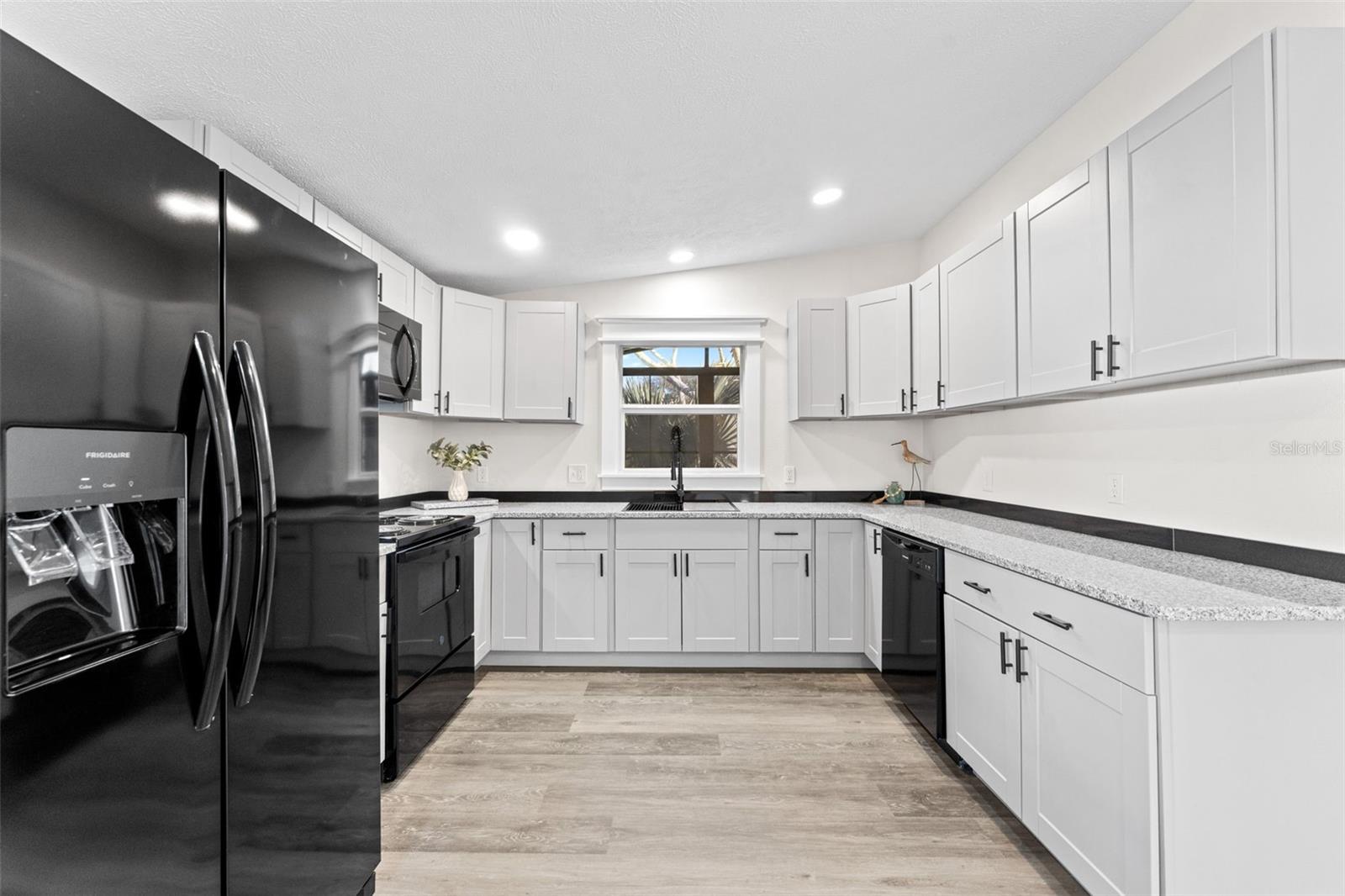 Image 13 of 39 For 142 Indian River Drive N