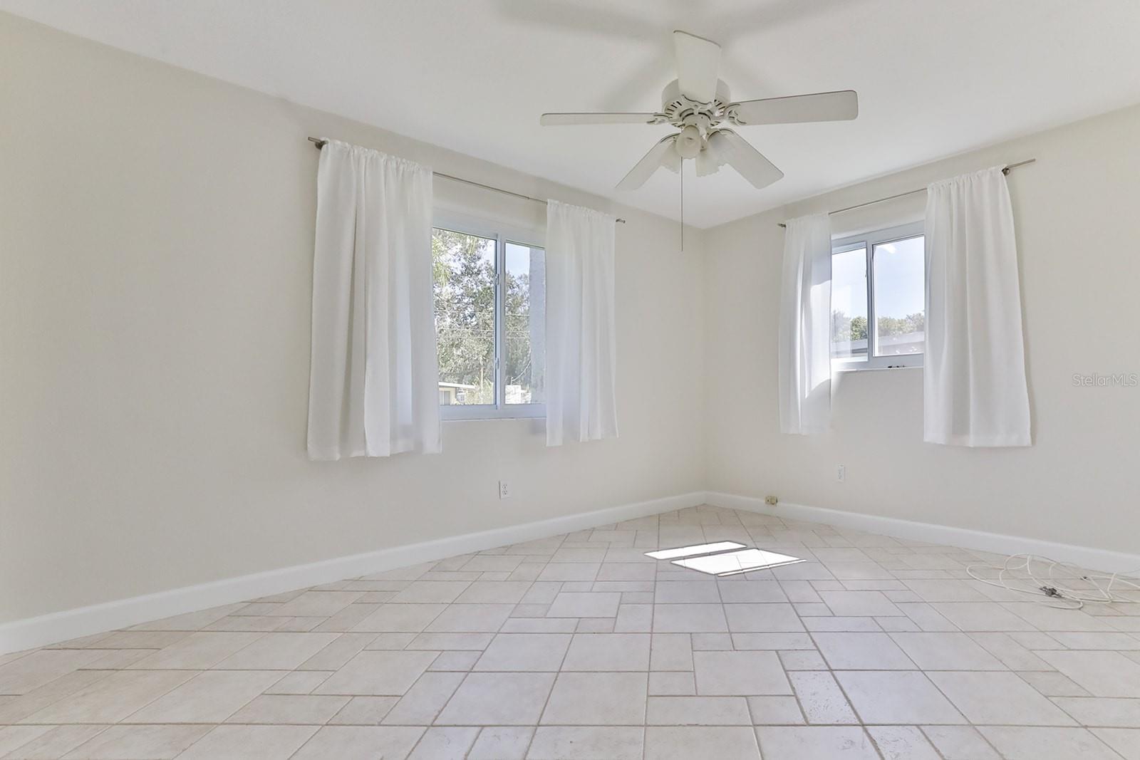 Image 20 of 50 For 480 Carolyn Street