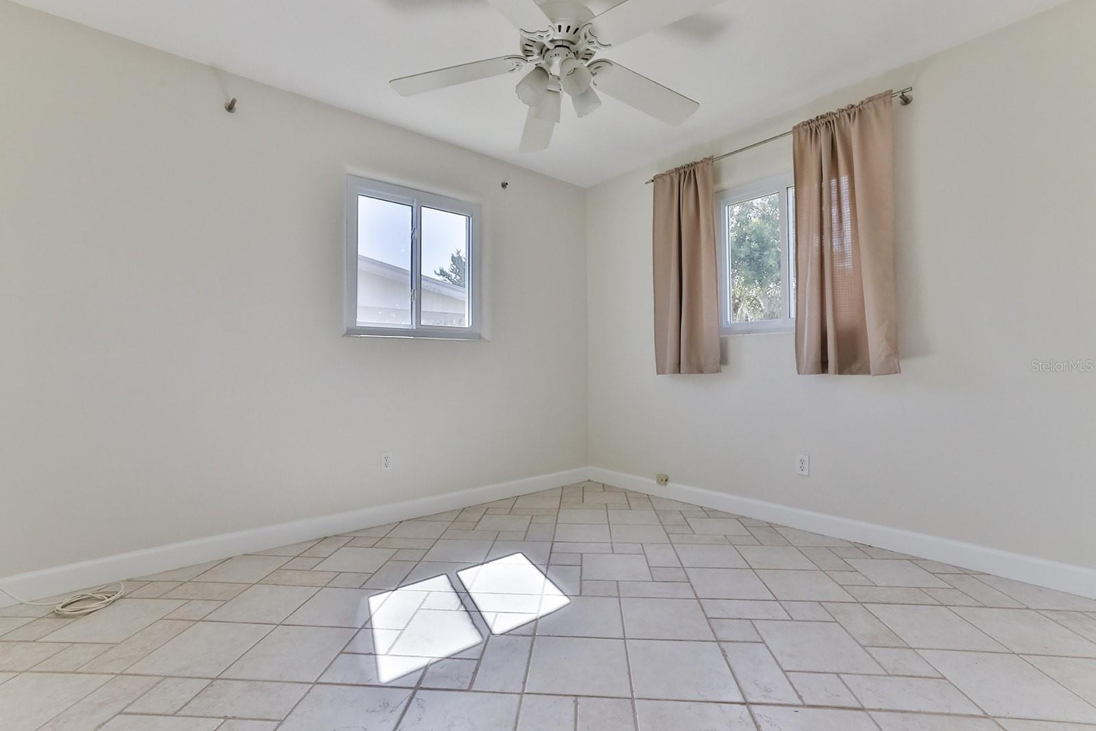 Image 22 of 50 For 480 Carolyn Street