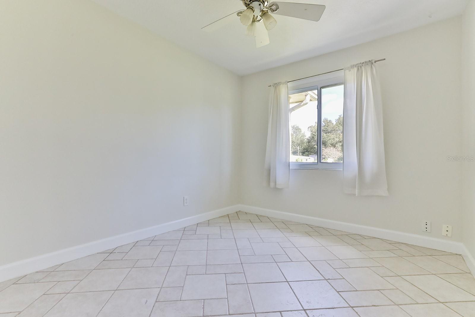 Image 24 of 50 For 480 Carolyn Street