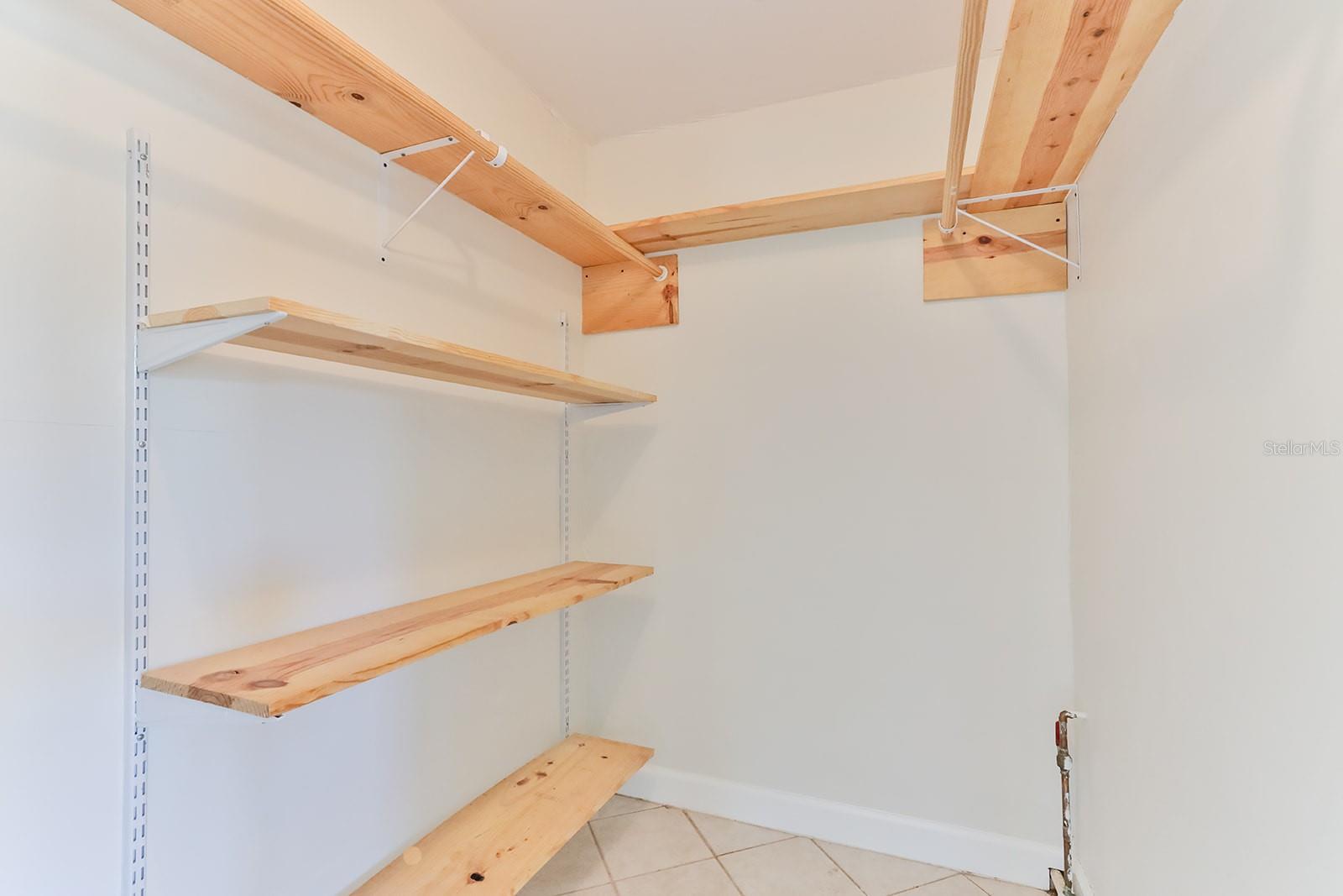 Image 26 of 50 For 480 Carolyn Street