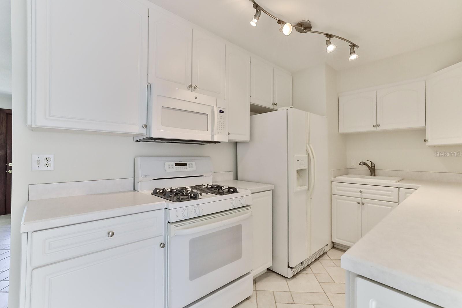 Image 38 of 50 For 480 Carolyn Street