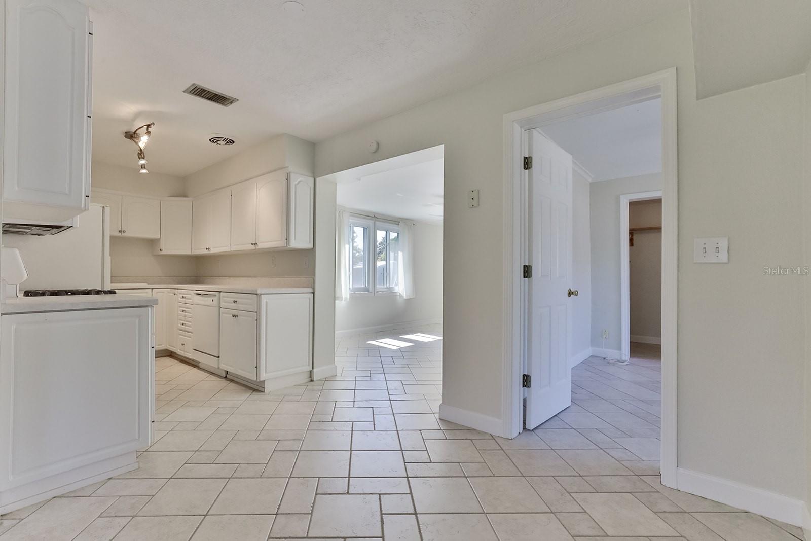 Image 39 of 50 For 480 Carolyn Street