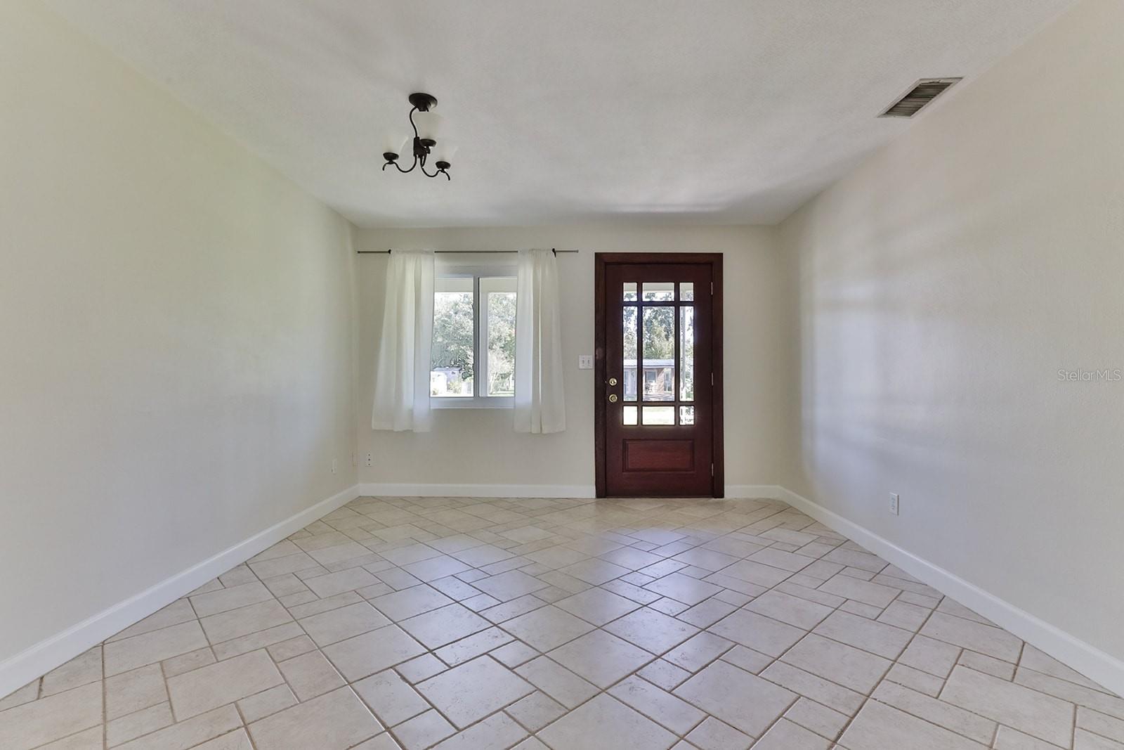 Image 5 of 50 For 480 Carolyn Street