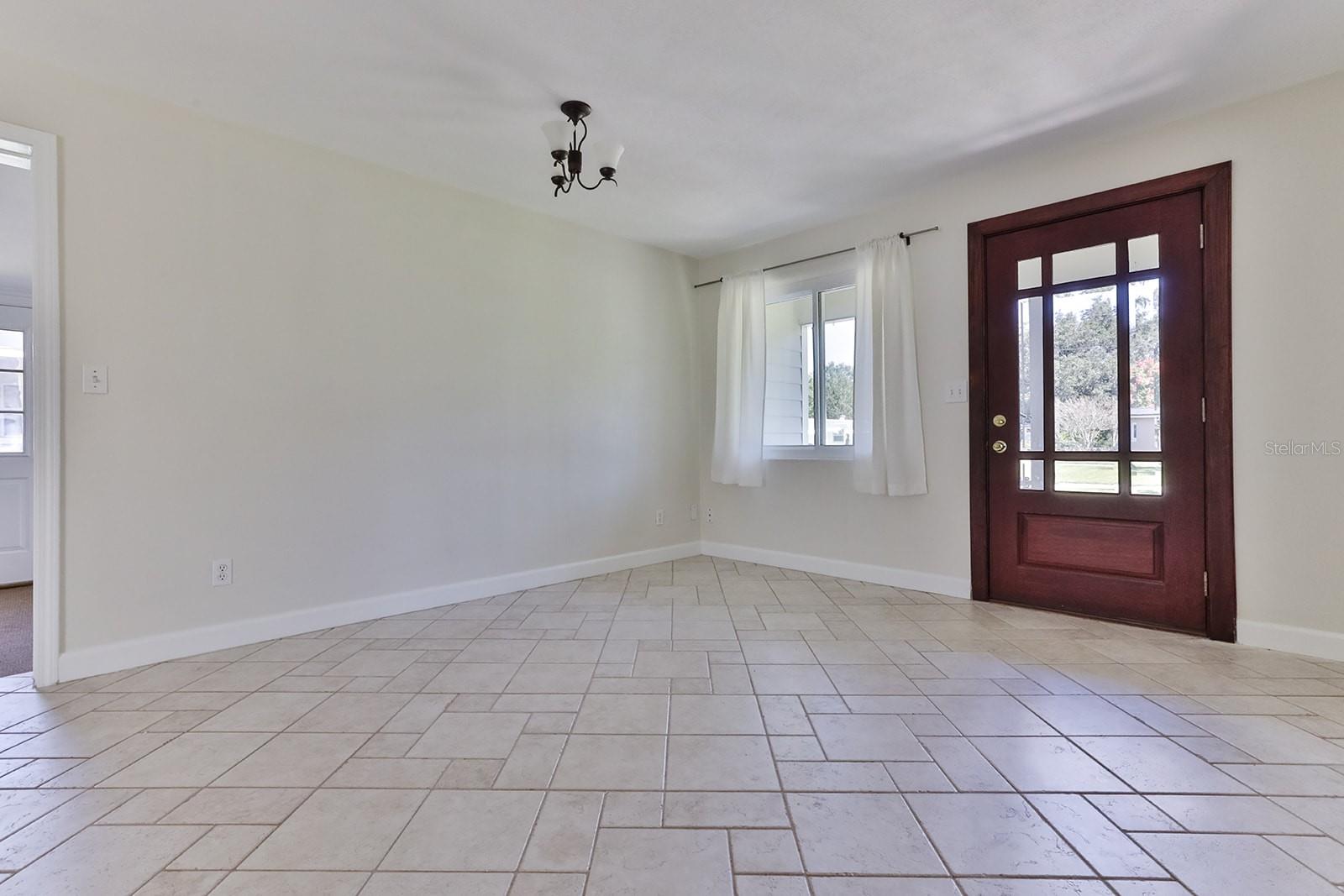 Image 6 of 50 For 480 Carolyn Street