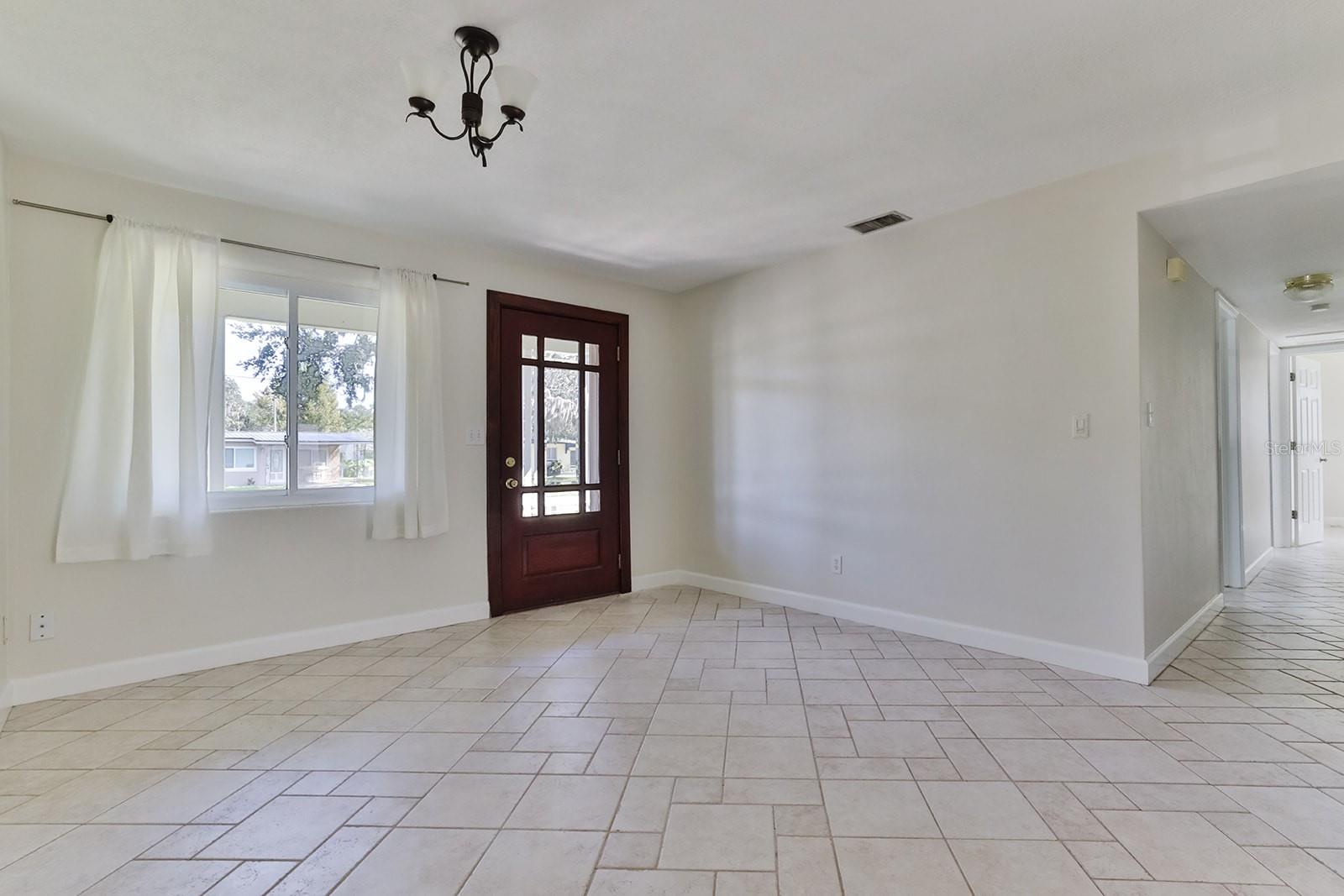 Image 7 of 50 For 480 Carolyn Street