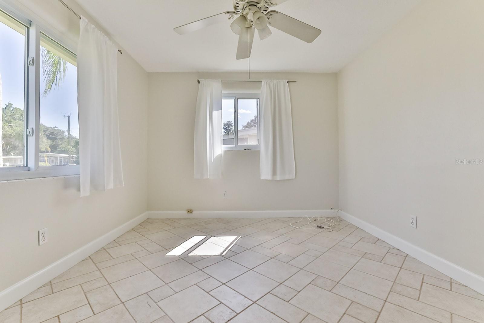 Image 9 of 50 For 480 Carolyn Street